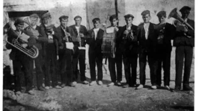 Imagen de la banda del año 1915.