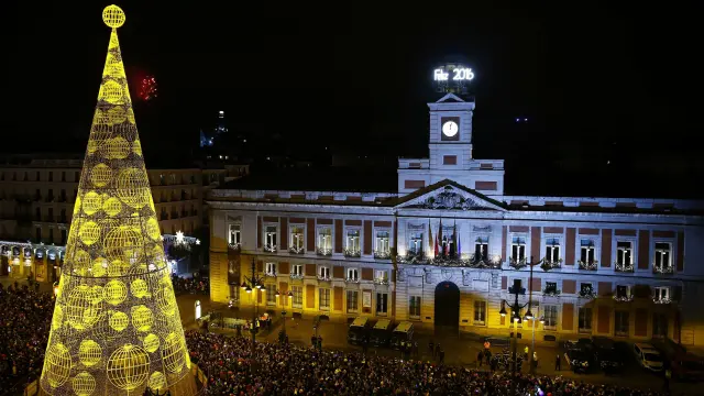La Puerta del Sol se convierte en el epicentro de la Nochevieja.