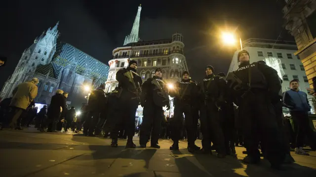 Policías este jueves por la noche en el centro de Bruselas.