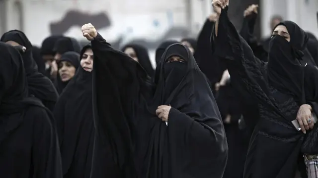 Un grupo de mujeres protesta contra la muerte de Nimr Baqir al Nimr.