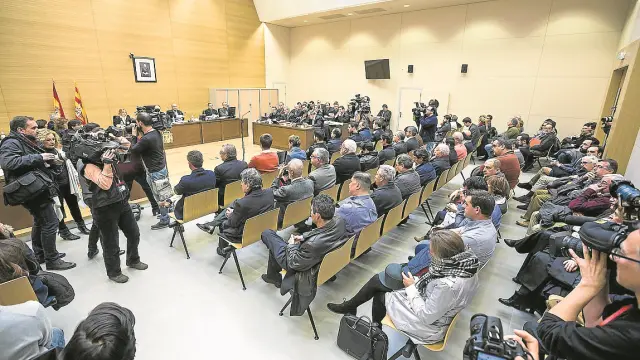 Los 40 acusados de la Operación Molinos, en la primera sesión del juicio, el 15 de diciembre.