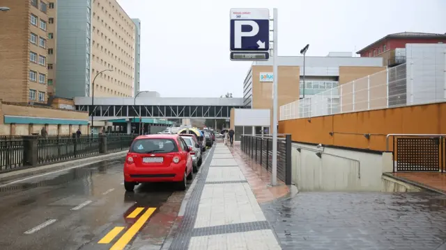 Una imagen de la entrada al parking subterráneo del Hospital Miguel Servet de Zaragoza.