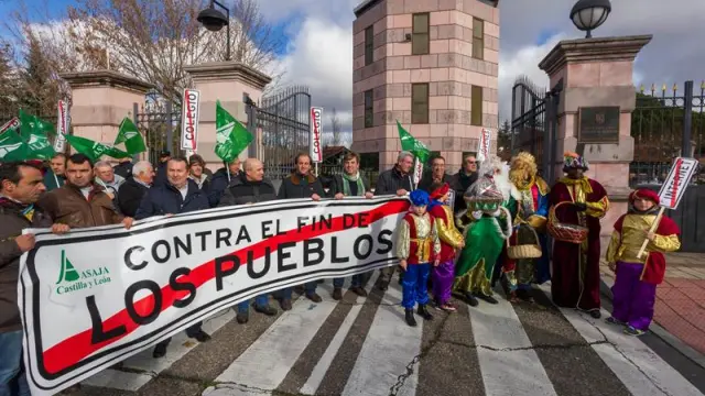 Centenares de agricultores y ganaderos convocados por Asaja de Castilla y León acompañan a los Reyes Magos en una manifestación para reivindicar ante el Ejecutivo autonómico mejores condiciones de vida en el medio rural