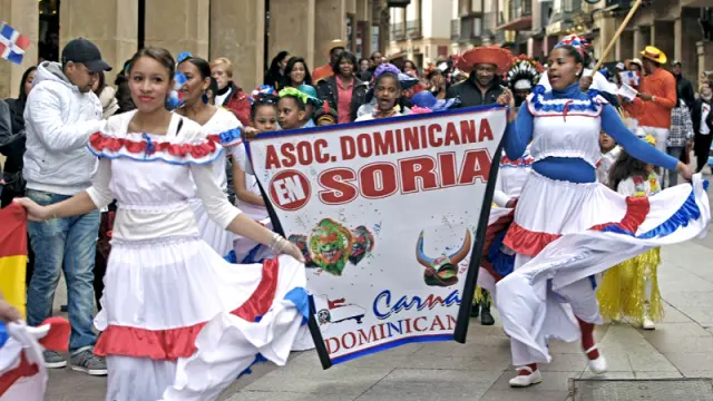 Desfile de dominicanos por las calles de Soria