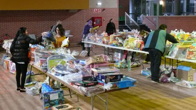 El trabajo de recogida y limpieza de los juguetes donados ha sido llevado a cabo por casi 30 voluntarios