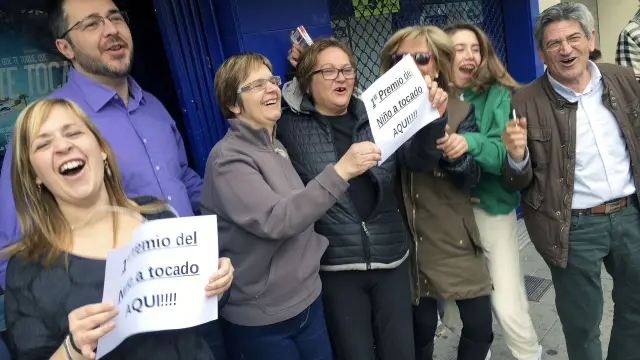 Agraciados con el primer premio de la lotería de El Niño en La Vall d'Uixó (Castellón).