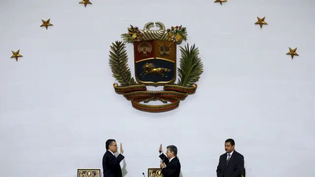 Juramento del nuevo presidente del Parlamento venezolano, este martes.