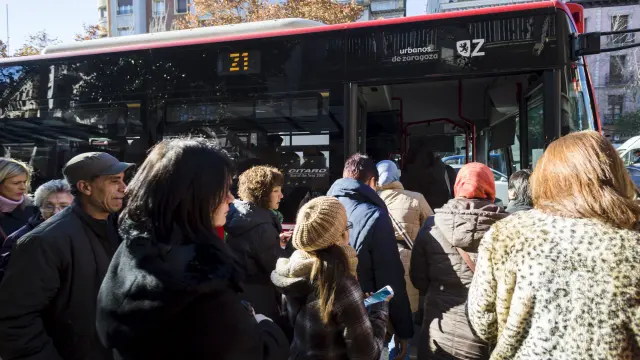 Decenas de usuarios esperan el bus durante una jornada de huelga