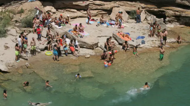 Un grupo de bañistas, en el río Alcanadre