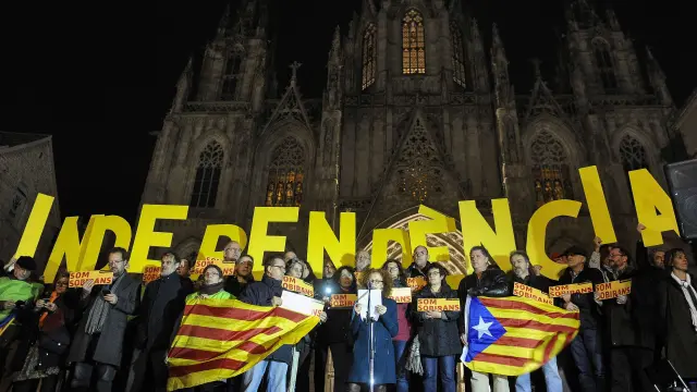 Un grupo de personas piden la independencia de Cataluña