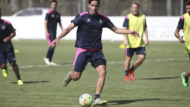 Jonathan Moya, en un entrenamiento con el Huesca