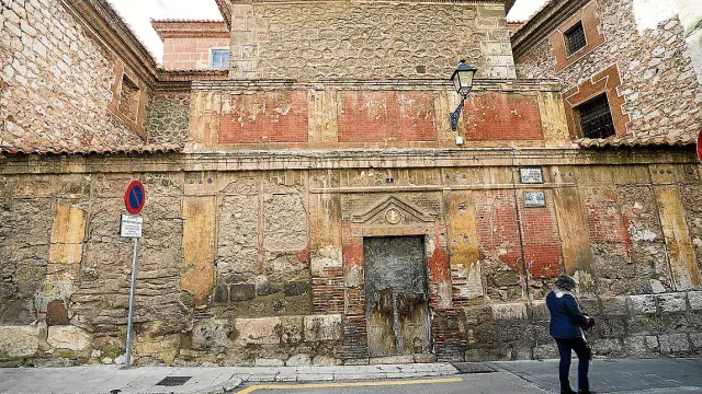 Las fachadas, como la orientada a la plaza de la Marquesa, están muy deterioradas.