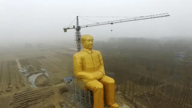 Desmantelan la estatua gigante de Mao Zedong