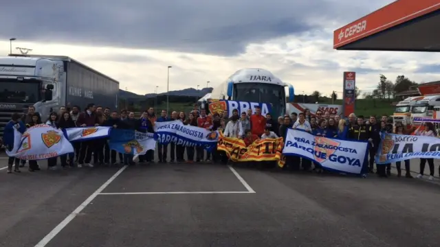 Aficionados del Real Zaragoza, en su viaje a Oviedo.