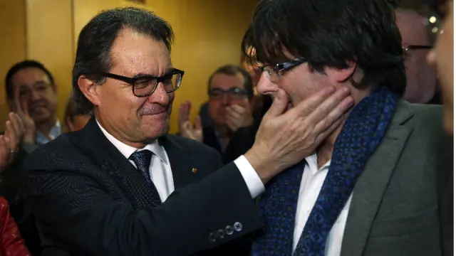 Artur Mas salud al alcalde de Girona, Carles Puigdemont, a su llegada al CDC.