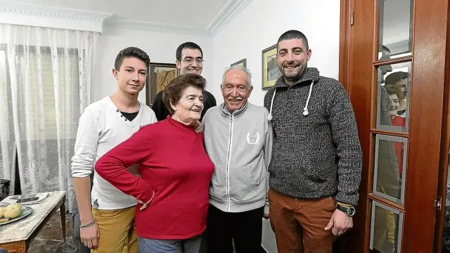 Su nieto Pablo, su hijo Adolfo (detrás), su mujer Avelina, Adolfo Lanao y Juanjo Pérez.