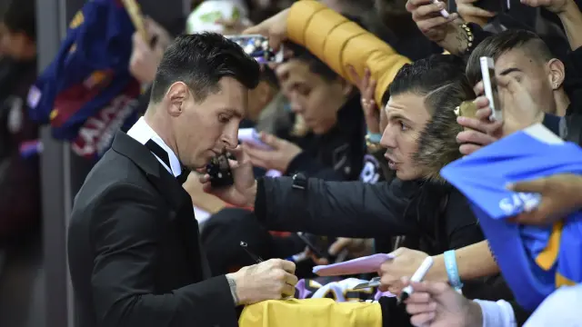 Leo Messi firma autógrafos a los aficionados antes de la gala