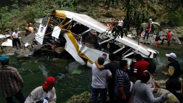 Los sobrevivientes del accidente relataron que el conductor del autobús tomó mal una curva.