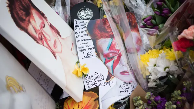 El mural de Brixton sigue recogiendo flores y recordatorios por la muerte de Bowie.
