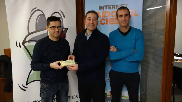 A la izquierda, Miguel Ángel Cuchí recibe su talonario con 2.000 euros.