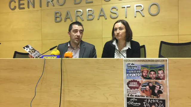 El concejal de Cultura Iván Carpi y la técnico Ana Escartín, en la presentación de la agenda cultural de Barbastro, este martes.