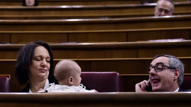 Carolina Bescansa llevó a su hijo al primer pleno de la legislatura