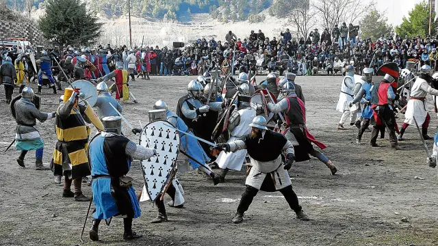 El acto recrea el ataque que el señor de Albarracín dirigió contra la villa de Teruel en 1220 y que obligó a la presencia de las huestes reales.