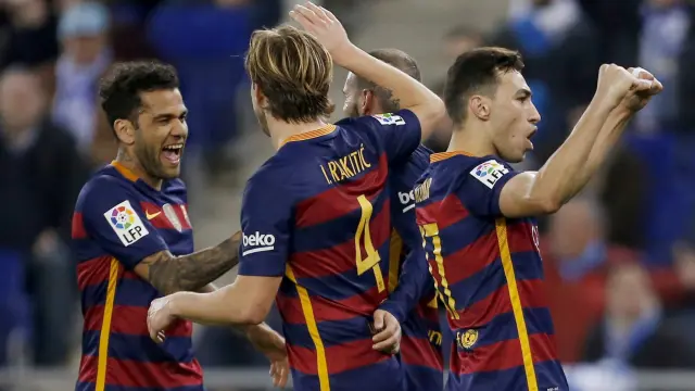 Los jugadores del F. C. Barcelona celebran el segundo gol del equipo blaugrana