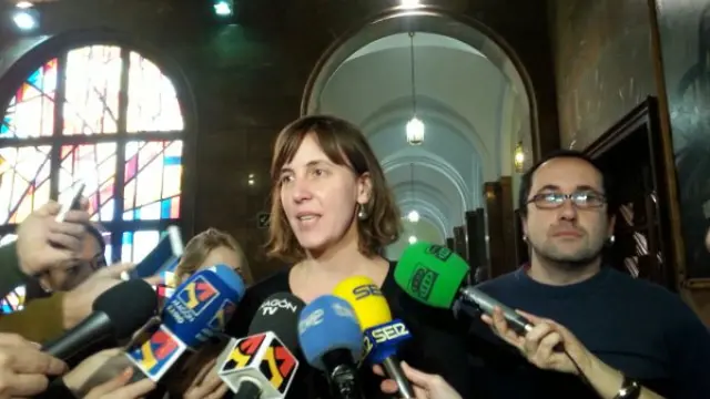 Teresa Artigas atendiendo a la prensa.