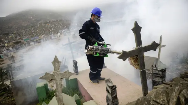 Un operario fumiga un cementerio de Nueva Esperanza, el más grande de Lima (Perú), para prevenir el contagio del virus Zika.