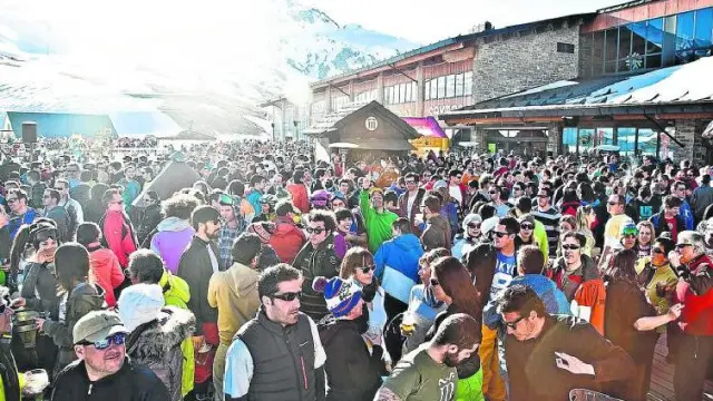 La terraza del Marchica, en Formigal, se llena tras las jornadas de esquí para disfrutar de música y copas.