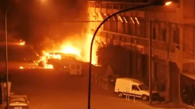 Imágenes de televisión del exterior del hotel Splendid asaltado en la capital de Burkina Faso.