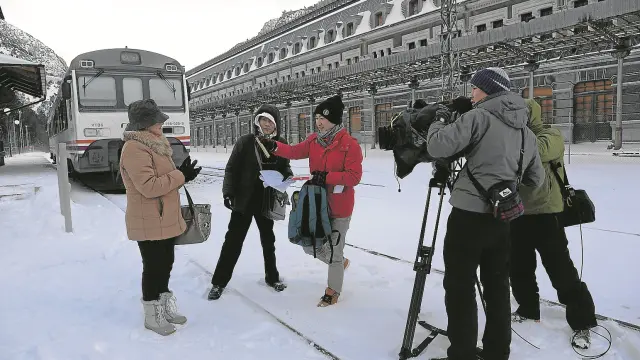 El equipo de TV Tokio durante la grabación del programa 'Gran Maestro de Arte' en la estación de Canfranc, ayer por la mañana.