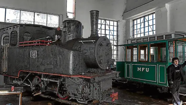 La locomotora 'Palomar' se encuentra en una nave del pozo de Santa Bárbara para ser restaurada.