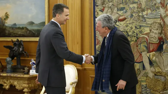 El Rey Felipe VI saluda al diputado de Nueva Canarias Pedro Quevedo en su visita al Palacio de la Zarzuela.