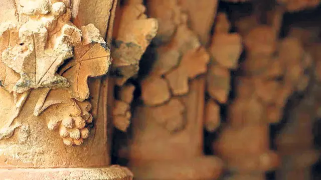 Las columnas del claustro del monasterio de Veruela tienen tallados racimos de uva.?