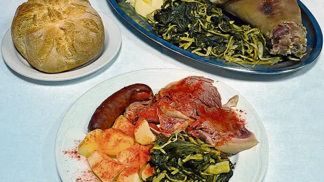 Ingredientes y emplatado final del lacón con grelos que se sirve en el Centro Gallego de Zaragoza.