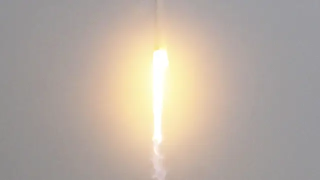 ?El cohete Falcon9 de SpaceX, lanzando el satélite meteorológico. Se ha estrellado después, al tratar de regresar a la tierra.