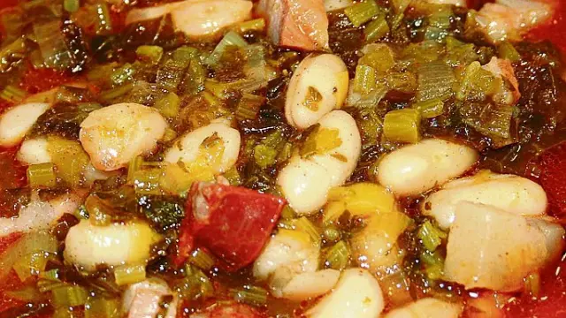 Una de las recetas magistrales que se elabora con esta rica verdura es el pote con grelos.