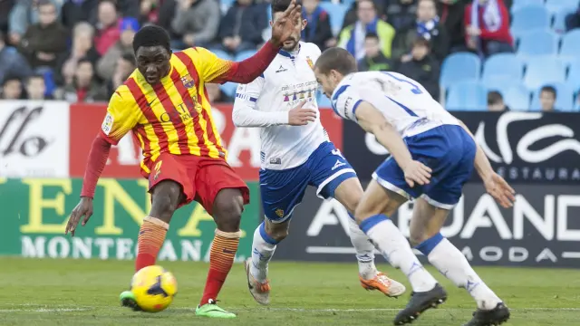 Dongou remata a puerta ante Laguardia y perseguido por Álvaro en el partido del Barcelona B en La Romareda hace dos años.