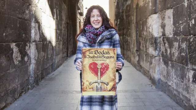 Begoña Villamón, autora del cartel que anunciará la fiesta medieval, posa con su obra.