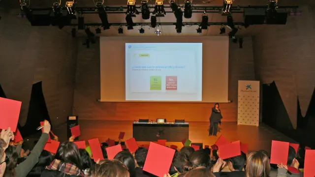 Debate jóvenes y expertos del Sida en CaixaForum Zaragoza