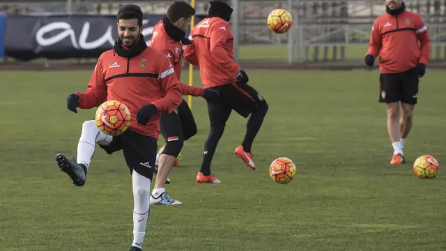 Ángel controla el balón en un entrenamiento del Real Zaagoza
