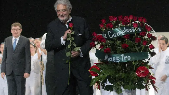 El cantante y director recibió como obsequio una canastilla de rosas rojas, con la leyenda de "cumpleaños feliz".