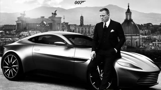 Daniel Craig junto a un Aston Martin.