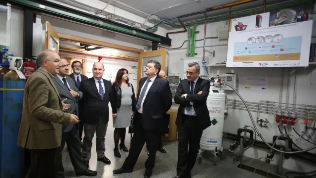 Rillo, a la izquierda en la imagen, junto al rector de la UZ y otros investigadores