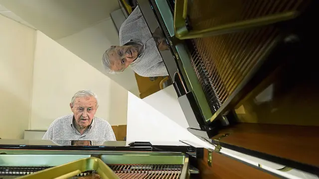 José Peris y su reflejo oblicuo sobre el piano.