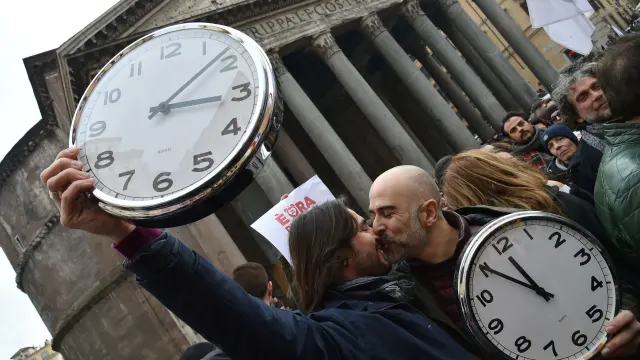 Una pareja en la movilización realizada en Roma a favor de las uniones entre homosexuales.
