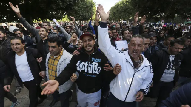 La frustración vuelve a llenar las calles del pequeño país norteafricano y es de nuevo el centro de Túnez, la zona más deprimida.