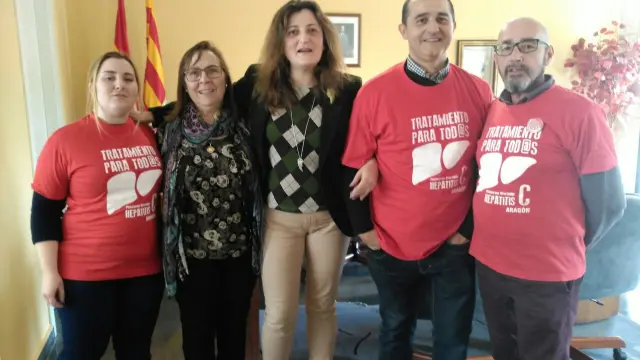 Manuel Urueña, a la derecha, en una reunión con la Directora del Servicio Provincial de Salud, en Huesca.
